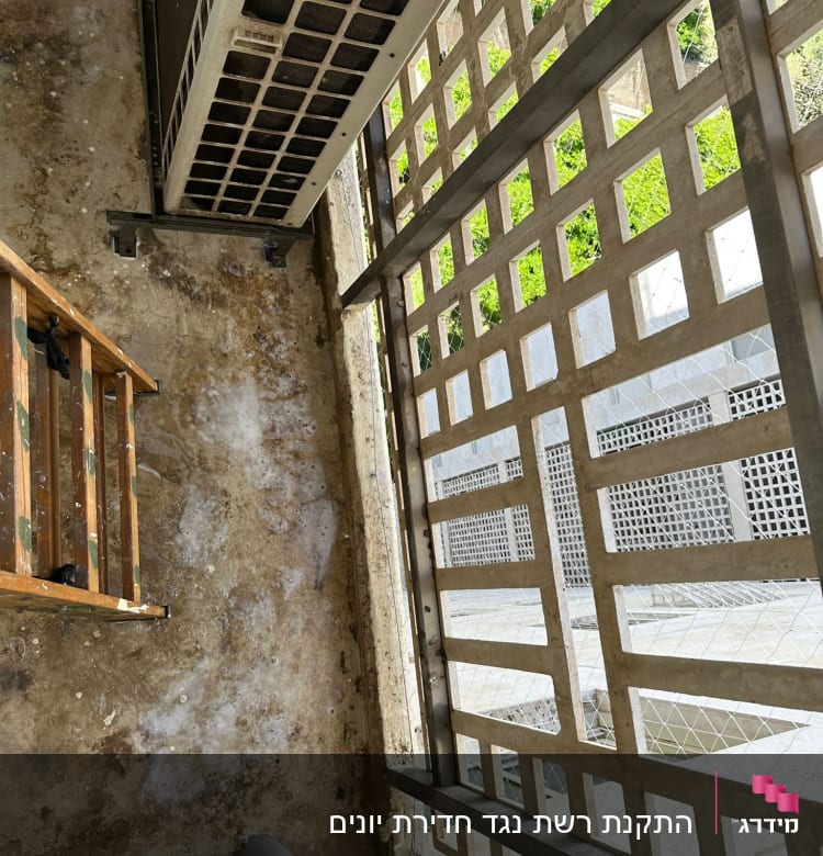 רשת מתכת למניעת כניסת יונים במרפסת